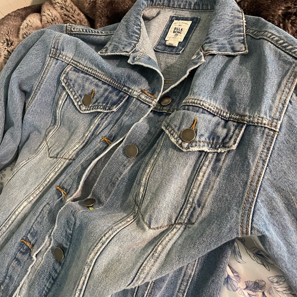 Billabong denim jacket cropped size Large but fits a small - Picture 1 of 4